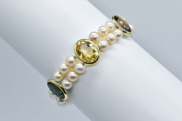 pearl bracelet