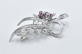 Brosche 18 Kt WG Rubine 