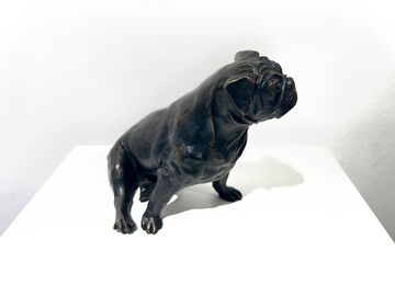 kleiner, sitzender Mops, 1996