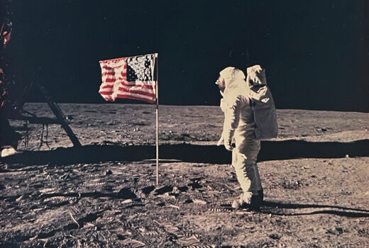 Buzz Aldrin neben der US-amerikanischen Flagge, 1969