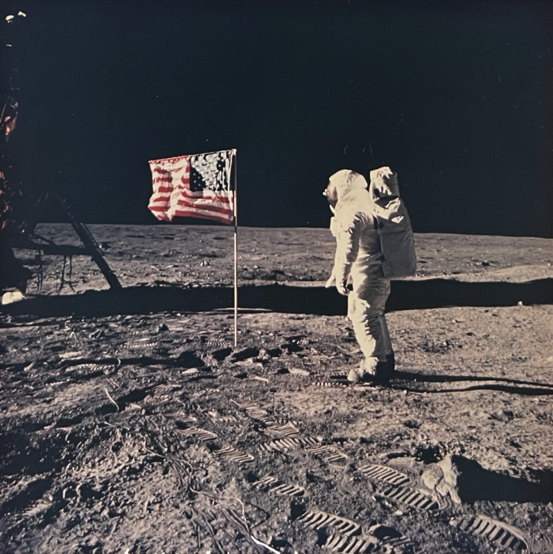 Buzz Aldrin neben der US-amerikanischen Flagge, 1969